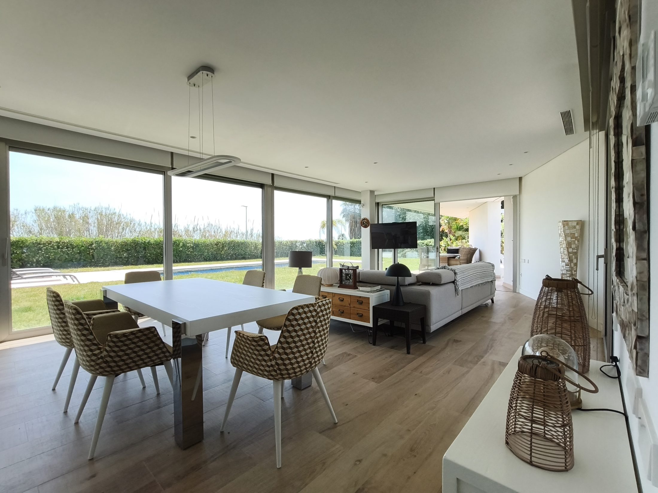 EXLUSIVA VILLA PAREADA EN PRIMERA LÍNEA DE MAR