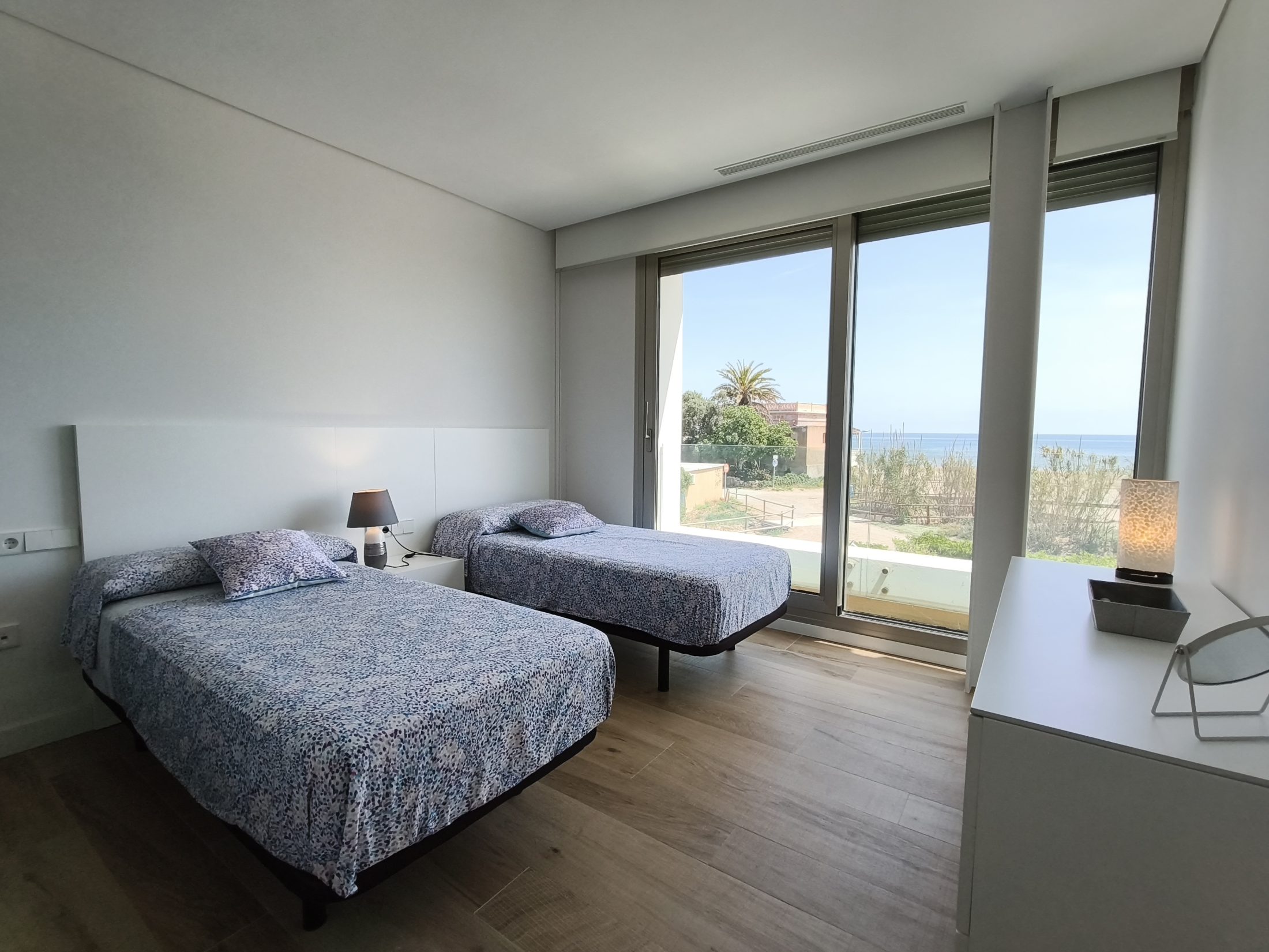 EXLUSIVA VILLA PAREADA EN PRIMERA LÍNEA DE MAR