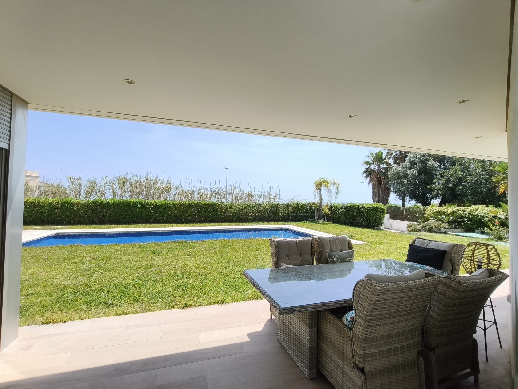 EXLUSIVA VILLA PAREADA EN PRIMERA LÍNEA DE MAR