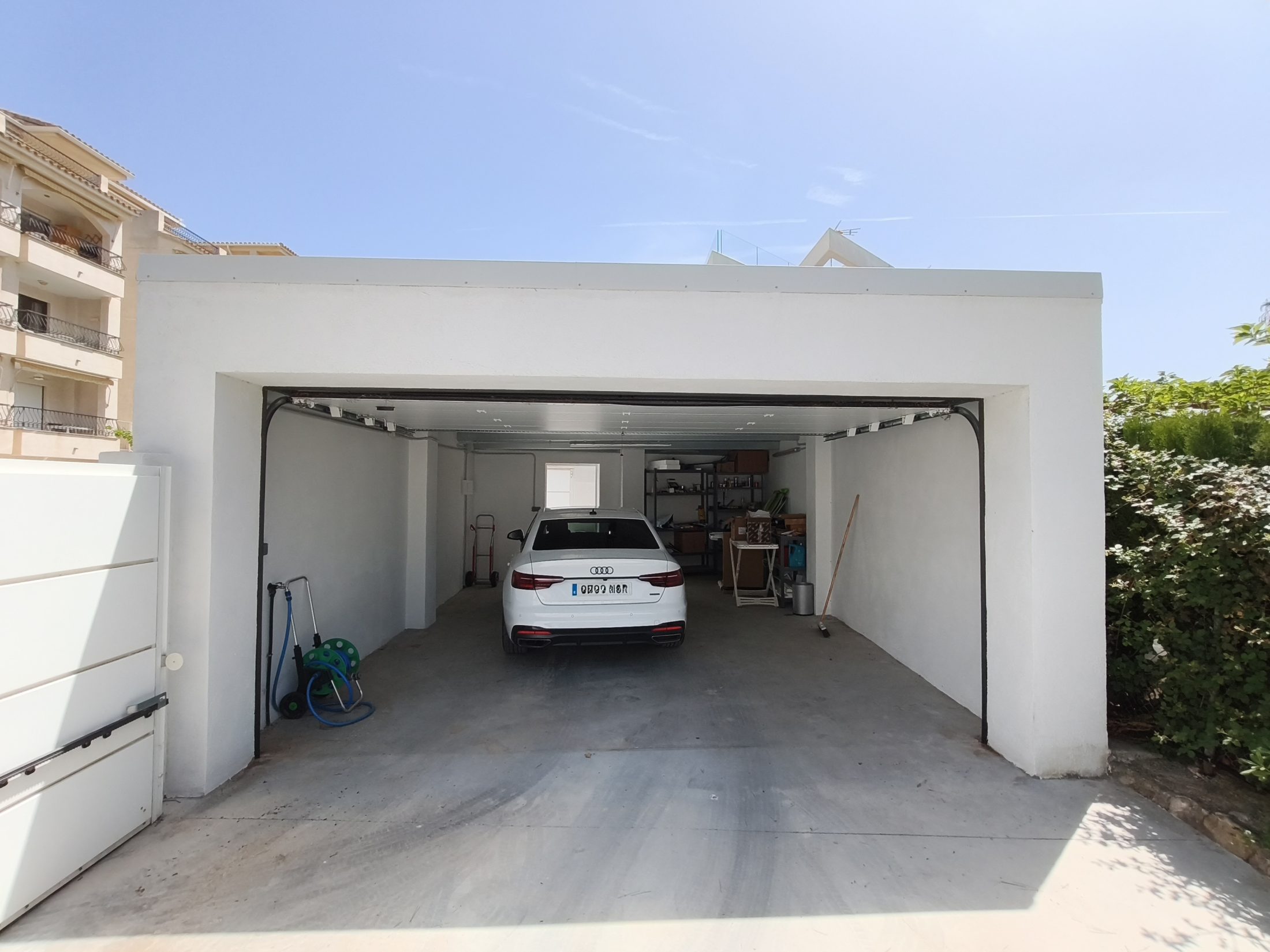 EXLUSIVA VILLA PAREADA EN PRIMERA LÍNEA DE MAR