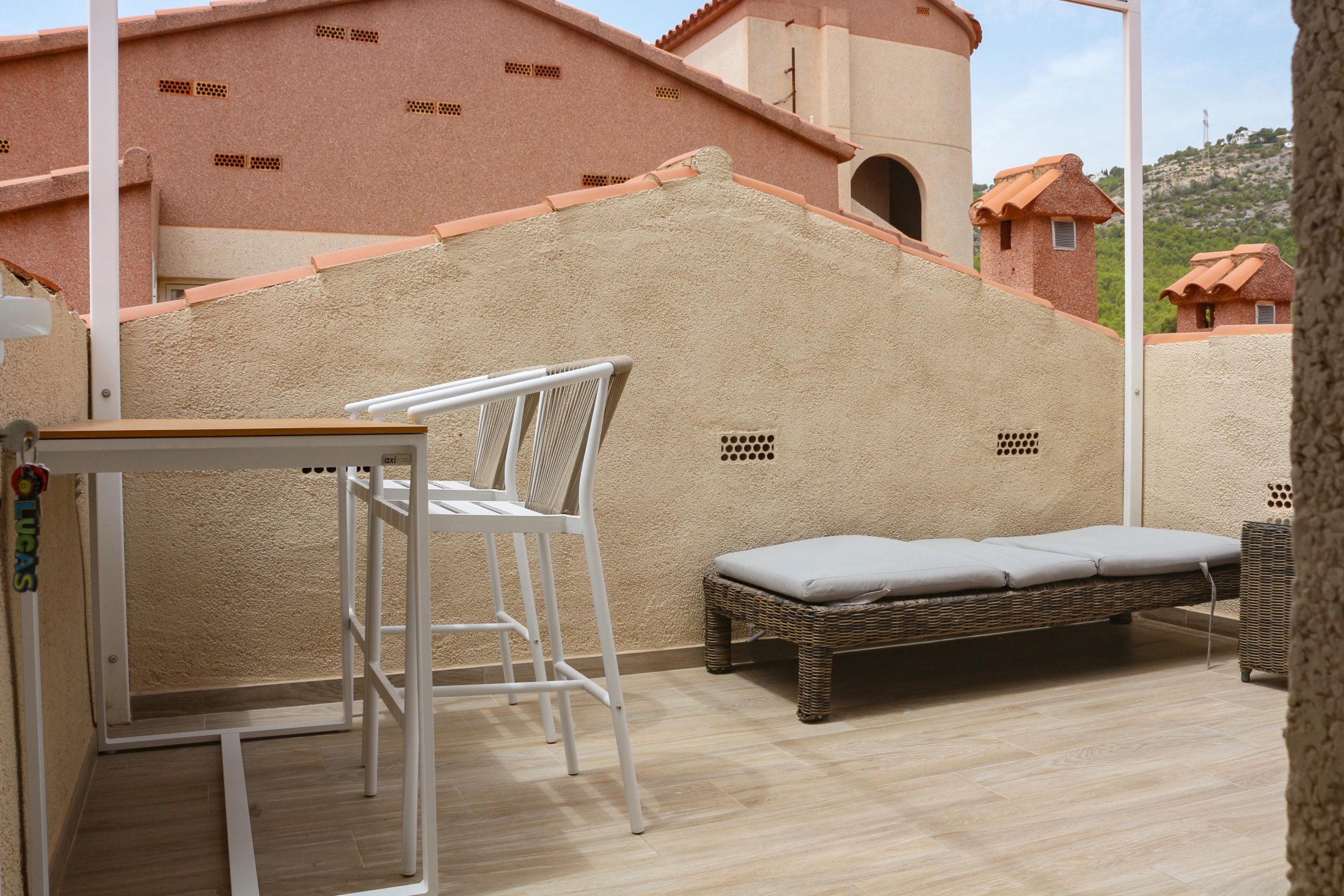 Apartamento con 2 terrazas y vistas al mar y la montaña