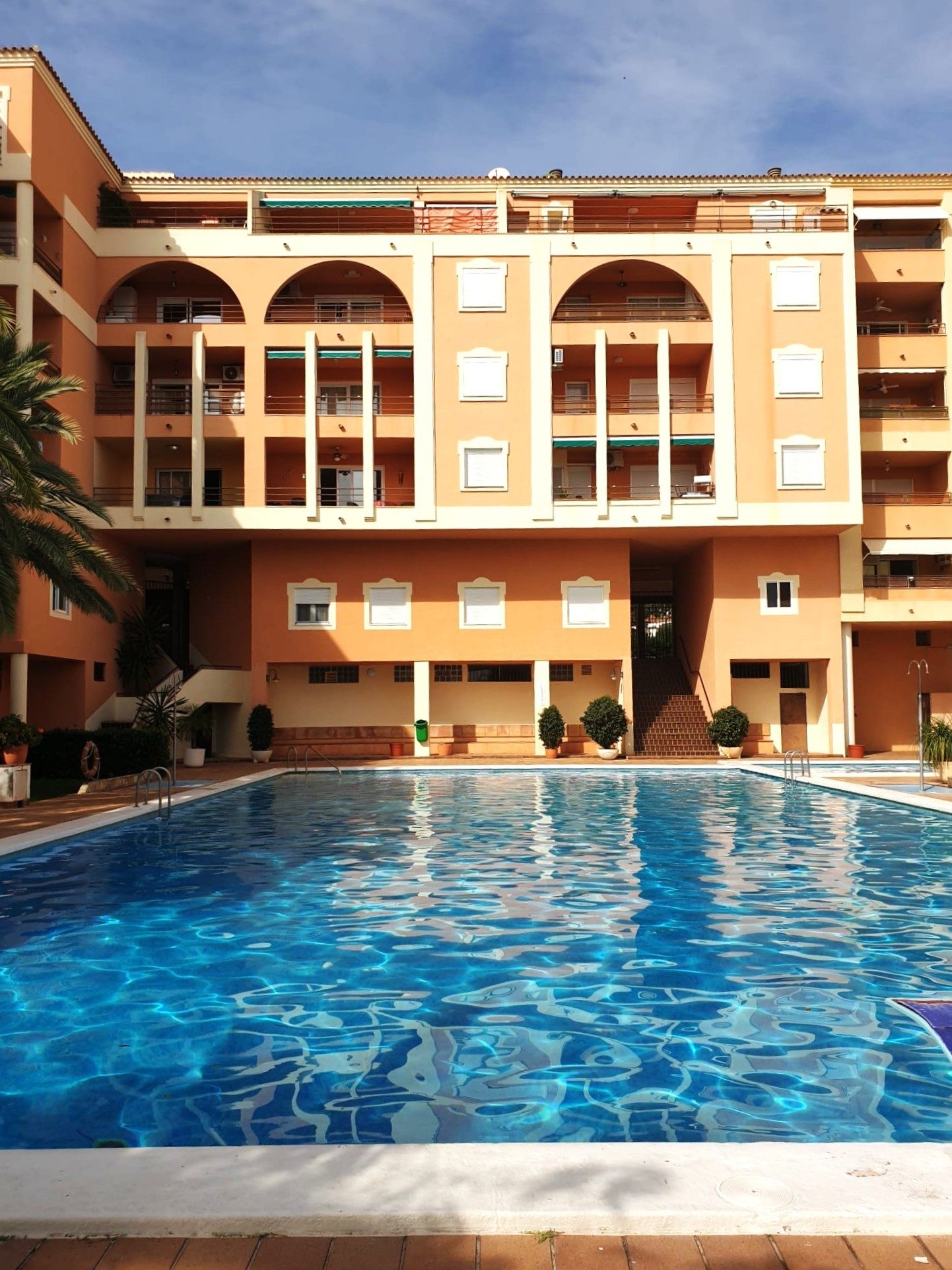 Ático con piscina y terraza en residencial familiar junto a la playa