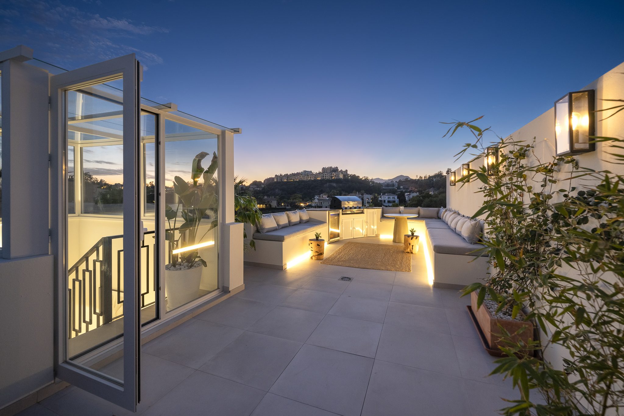 A BEAUTIFUL TOWNHOUSE IN A SAFE AND QUIET AREA OF LA QUINTA WITH MAGNIFICENT VIEWS OF MOUNTAINS, GOLF AND SEA