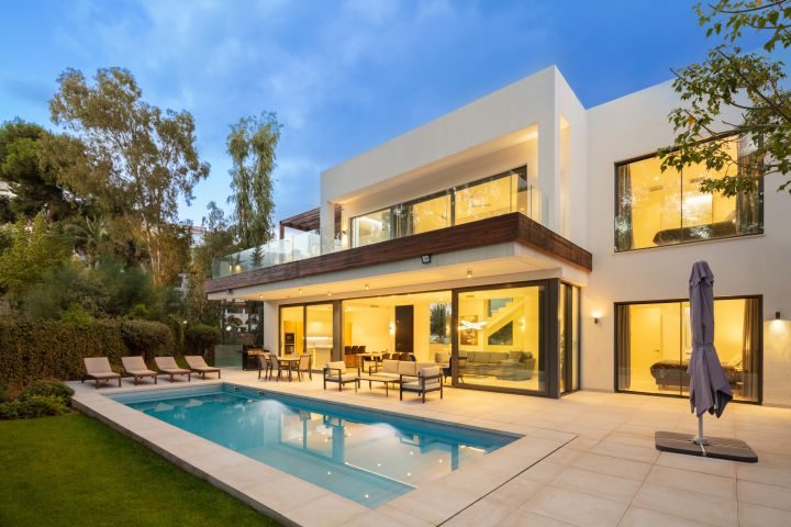 CONTEMPORARY VILLA IN NEW GOLDEN MILLE-ARBOLEDA