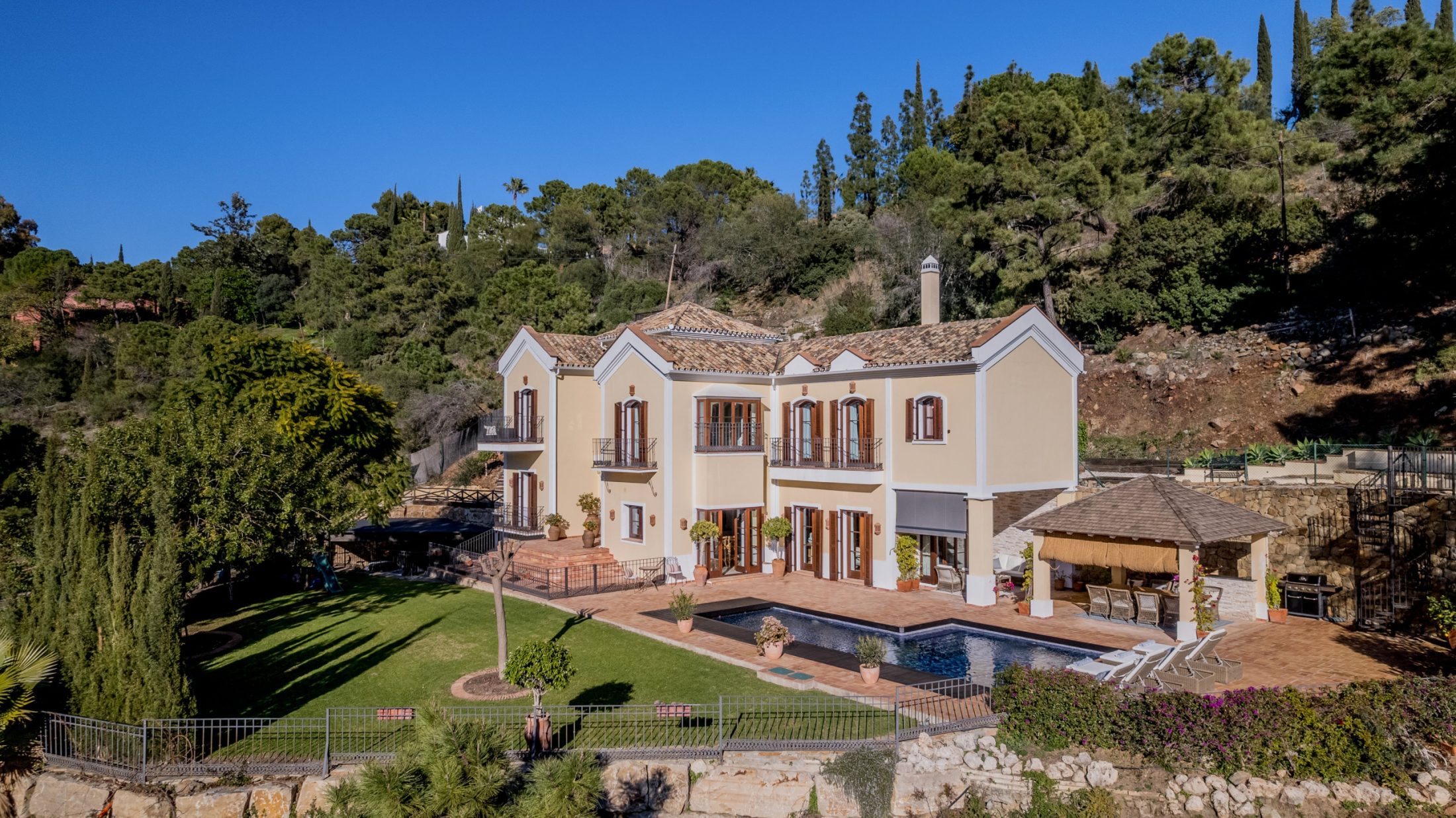 Mediterranean style family residence in exclusive El Madroñal-Benahavis