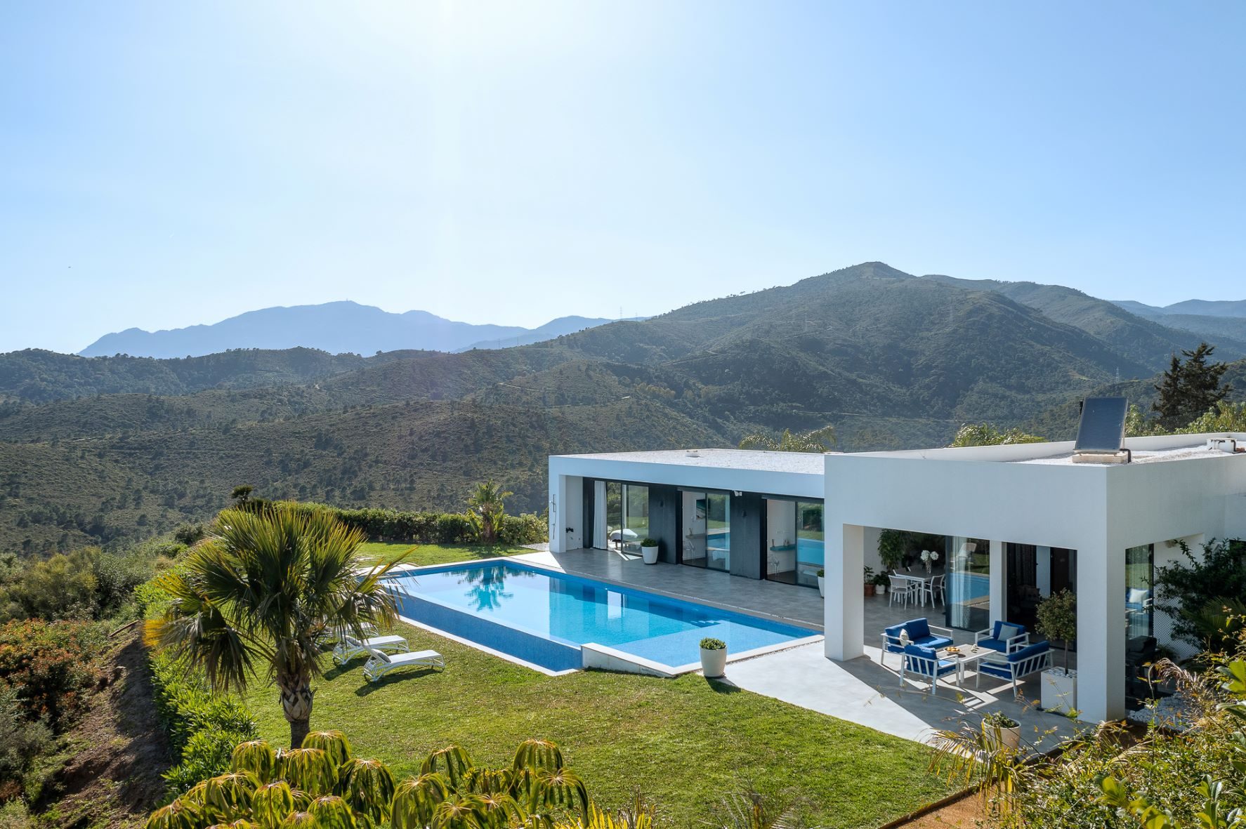Villa de obra nueva en una sola planta y con vistas de ensueño, entre Benahavis y Marbella